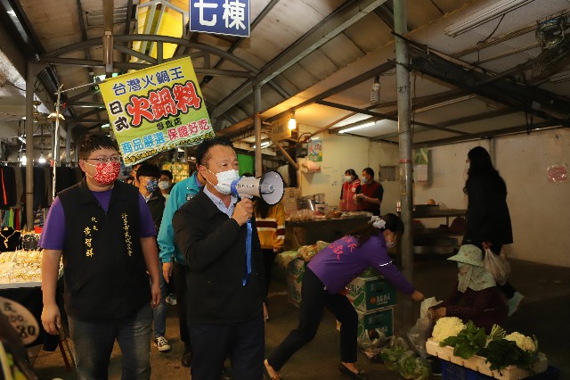 春節將至！翁縣長手拿大聲公 市場積極宣導防疫、用心為民眾食安把關   